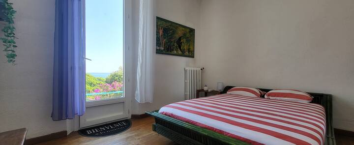 Spálňa 2: Výhľad na more s manželskou posteľou 140 cm, šatníková skriňa, prístup na terasu.