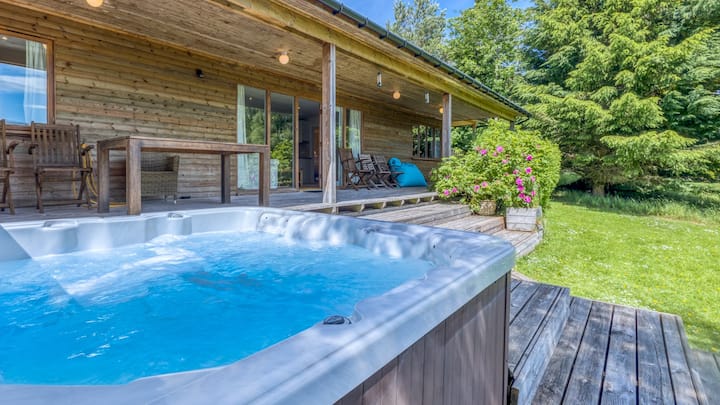 Secluded cottage with stunning views and hot tub