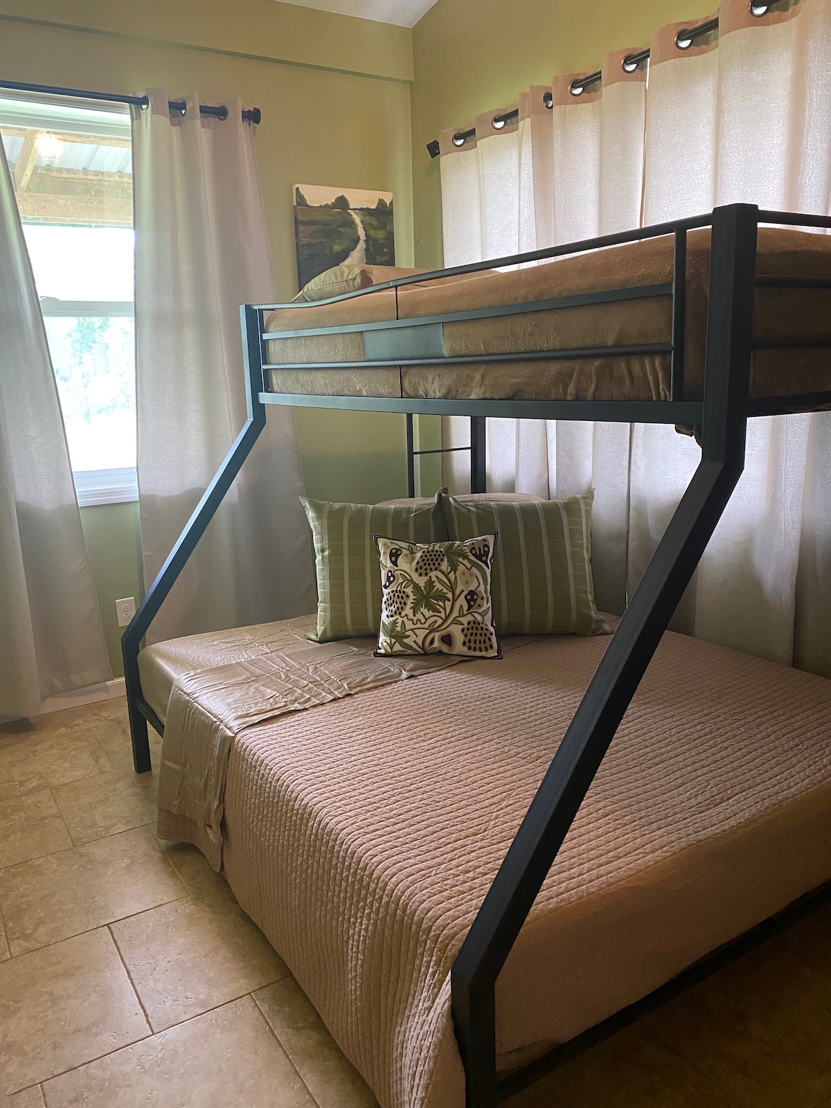 Მთავარი საძინებელი ორსართულიანი საწოლებით. Ქვედა ნაწილში დედოფალია, ზედა ნაწილი კი - გრძელი ტყუპისცალი.  Ნომერში არის ტელევიზორი DVD ‑ ფლეიერით და ფილმებით.