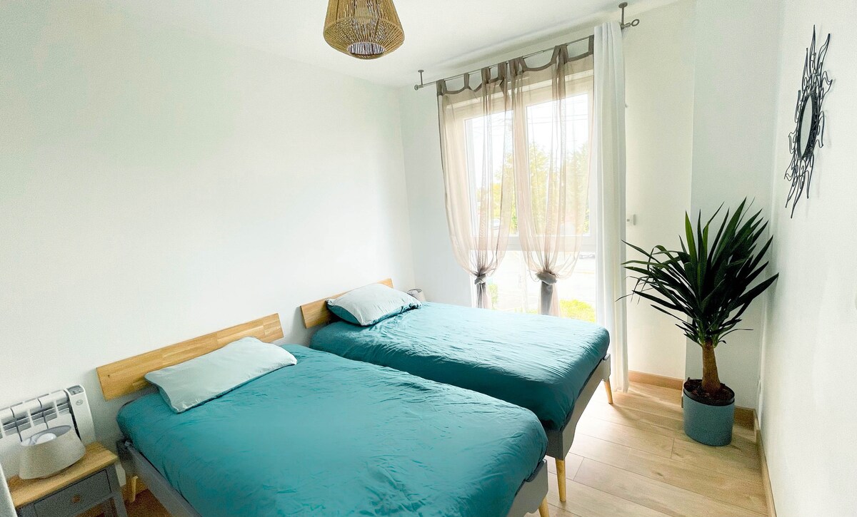 Две единични легла,
„90x190 легло, 200x200 олекотена завивка“