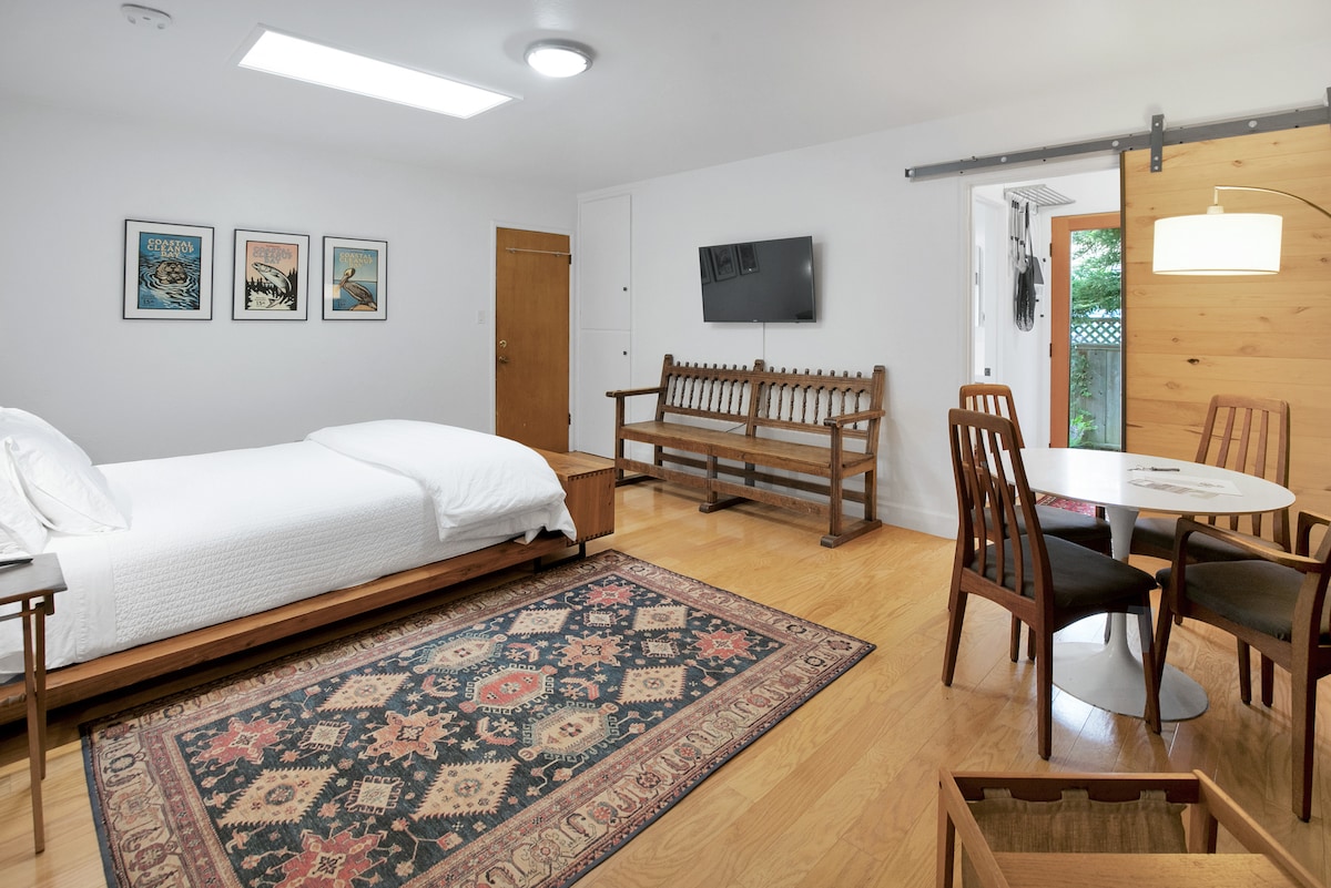 غرفة لتناول الطعام والجلوس والنوم.