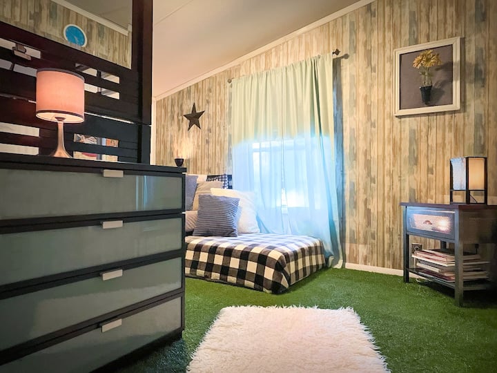 ห้องนอน 1 ห้องนอน 3 
ห้องที่มองไม่เห็น 
เตียงควีนไซส์ 1
เตียงเดี่ยว 2 เตียง
นอนได้ 4 คน