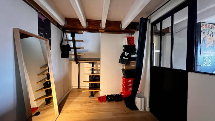 ในห้องทำงาน/ห้องนอนบันไดนี้นำไปสู่ห้องนอนใต้หลังคา 