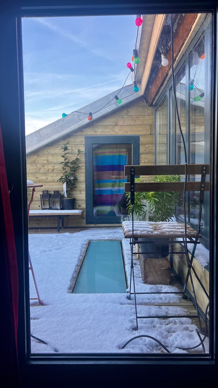 วิวระเบียงจากห้องใต้หลังคาของลูกชายเราหน้าต่างมีขนาดใหญ่พอที่จะแอบเข้าไปในระเบียงได้