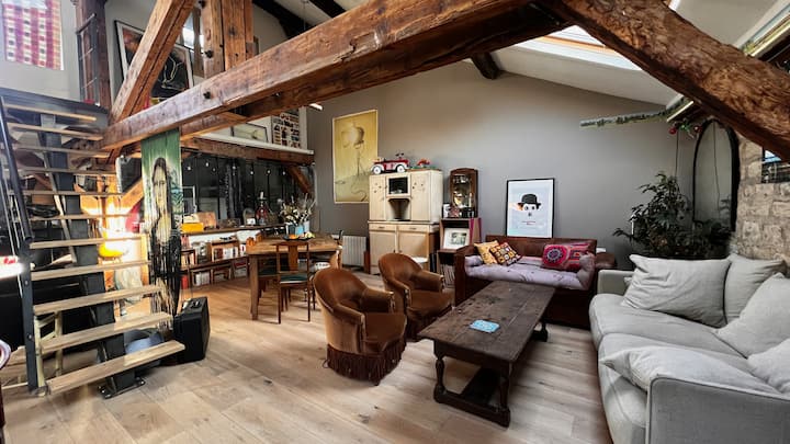 ห้องนั่งเล่น - ห้องรับประทานอาหาร 
(โซฟาสีขาวเป็นเตียงโซฟา)