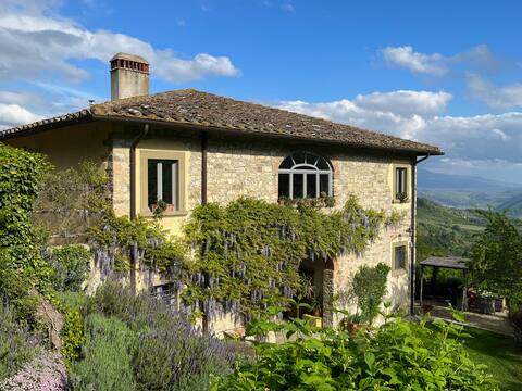 Scenic country house with large pool near Florence