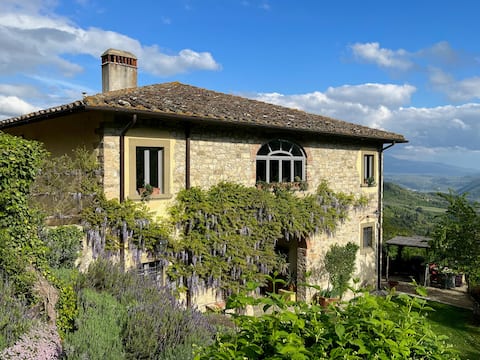 Scenic country house with large pool near Florence