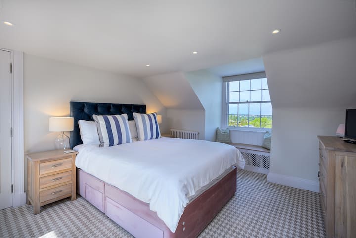 סוויטת הורים עם מיטת קינג סייז ושידות ליד המיטה