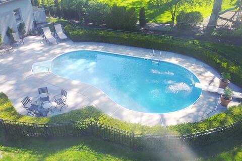Luxury w/ pool, hot tub, sauna & spa bathroom