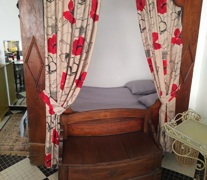 双人客厅：传统布列塔尼封闭式床（不适合行动不便的人）