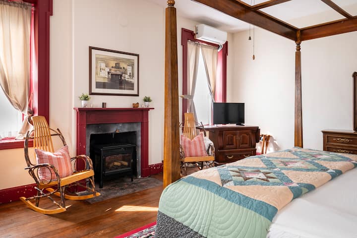 加大双人床，带全功能卫生间套房 