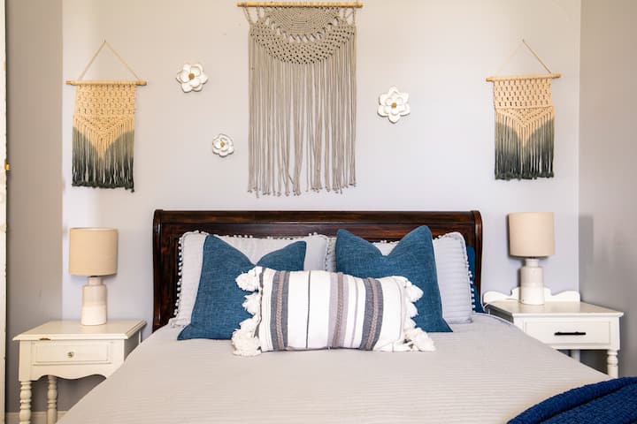 一楼卧室配备标准双人床和全套套房卫生间 