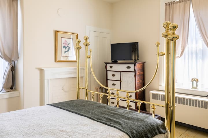 标准双人床卧室，带全套卫生间 