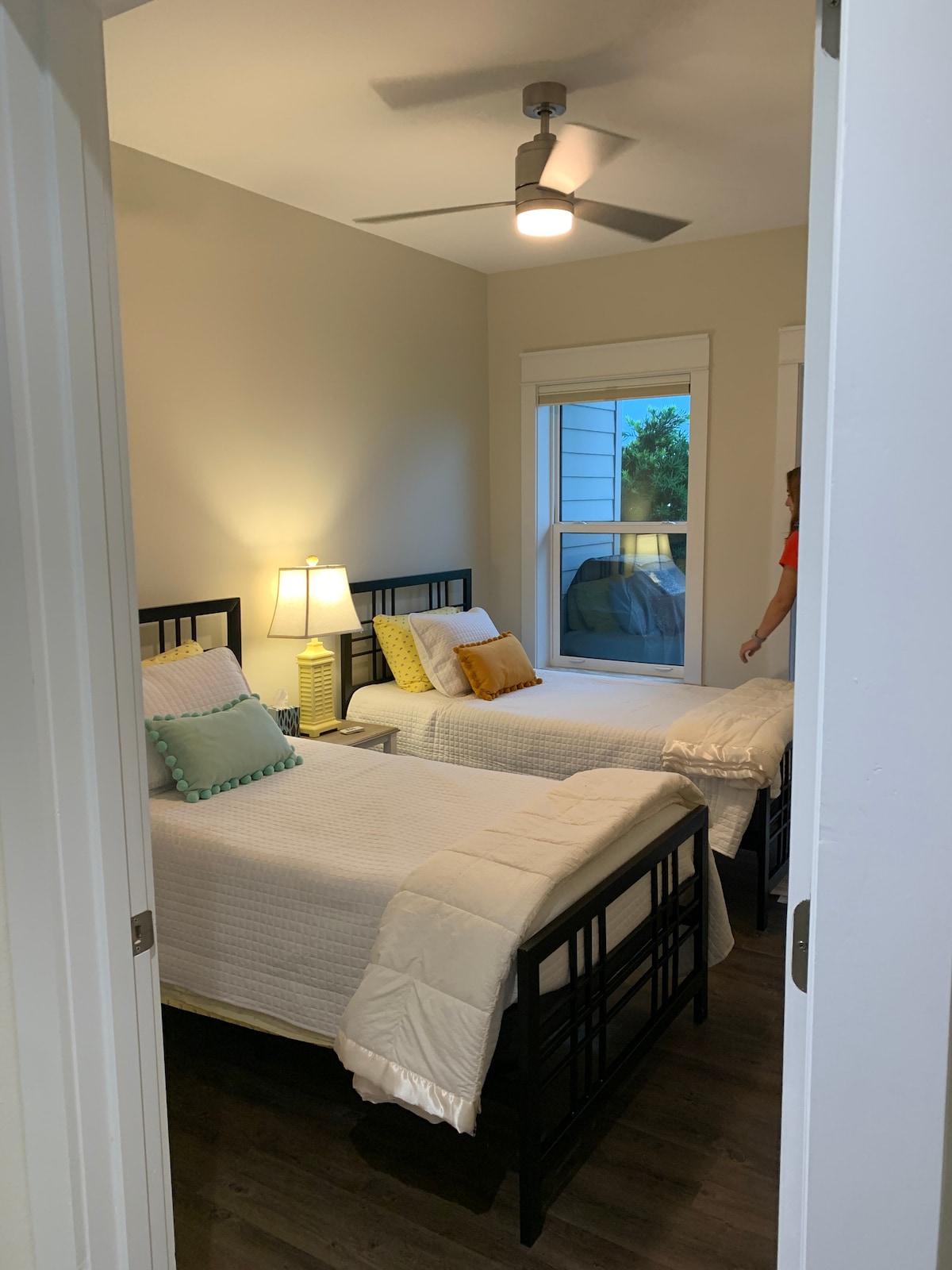 الطابق الأول غرفتا نوم توأم تعرضان شواية في الخارج في الفناء...وجهة نظر رائعة من الردهة داخل المنزل