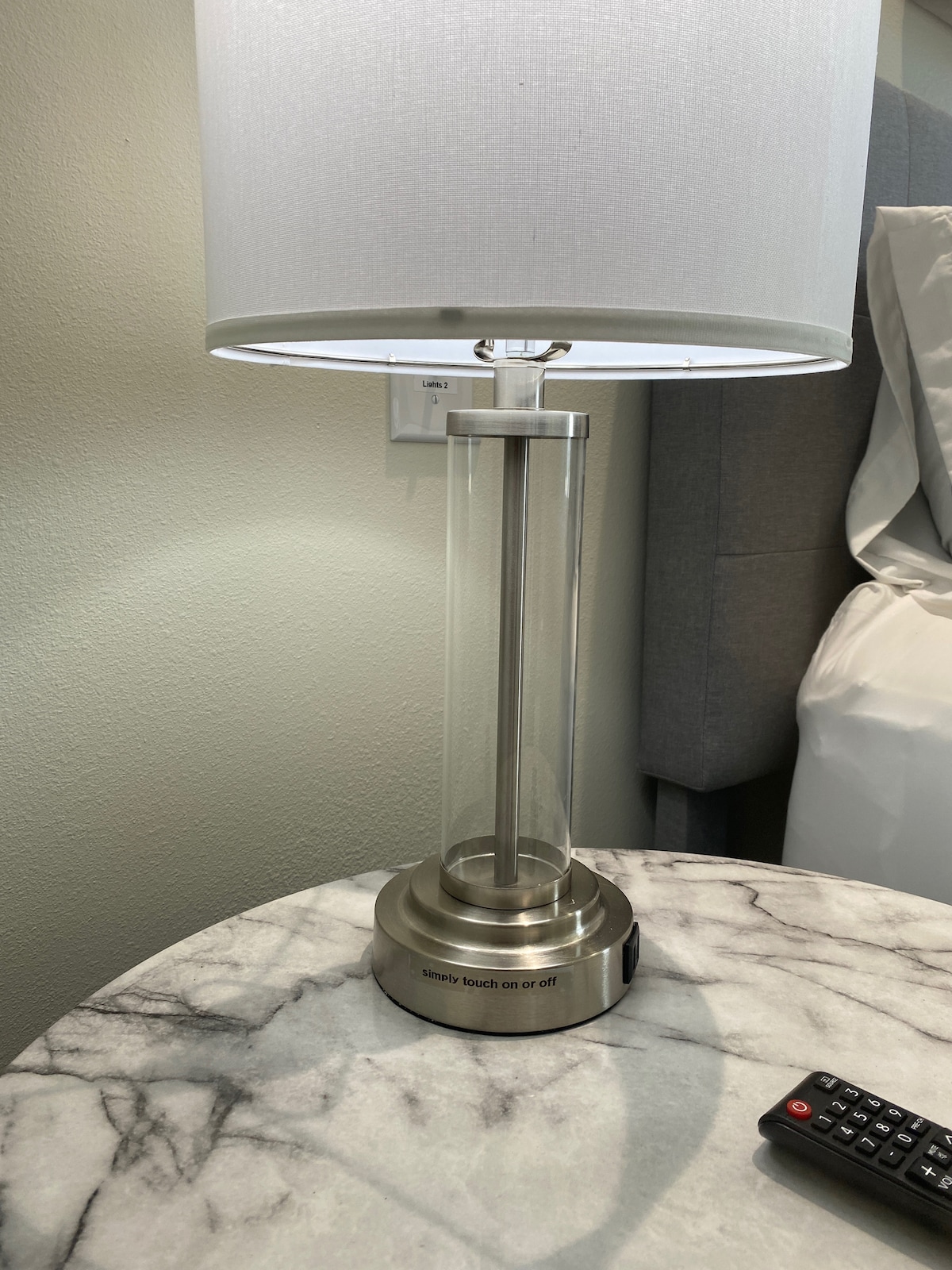 ما عليك سوى لمس القاعدة لتشغيل أضواء المنضدة بجانب السرير في غرفة النوم الكبيرة في الطابق العلوي والتي تحتوي أيضًا على موانئ