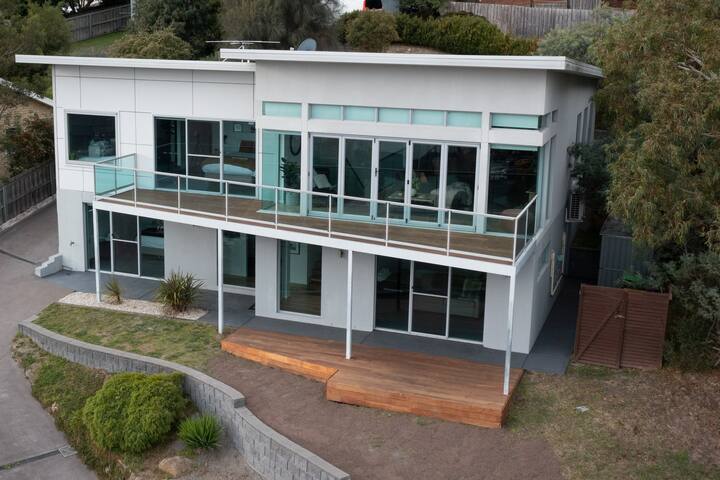 Spacious 4BR Home: Amazing Views, Ideal for Groups gallery image 3