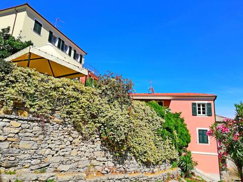 La Casa Gialla: 16 Persons, 3 Terraces, 2 BBQ
