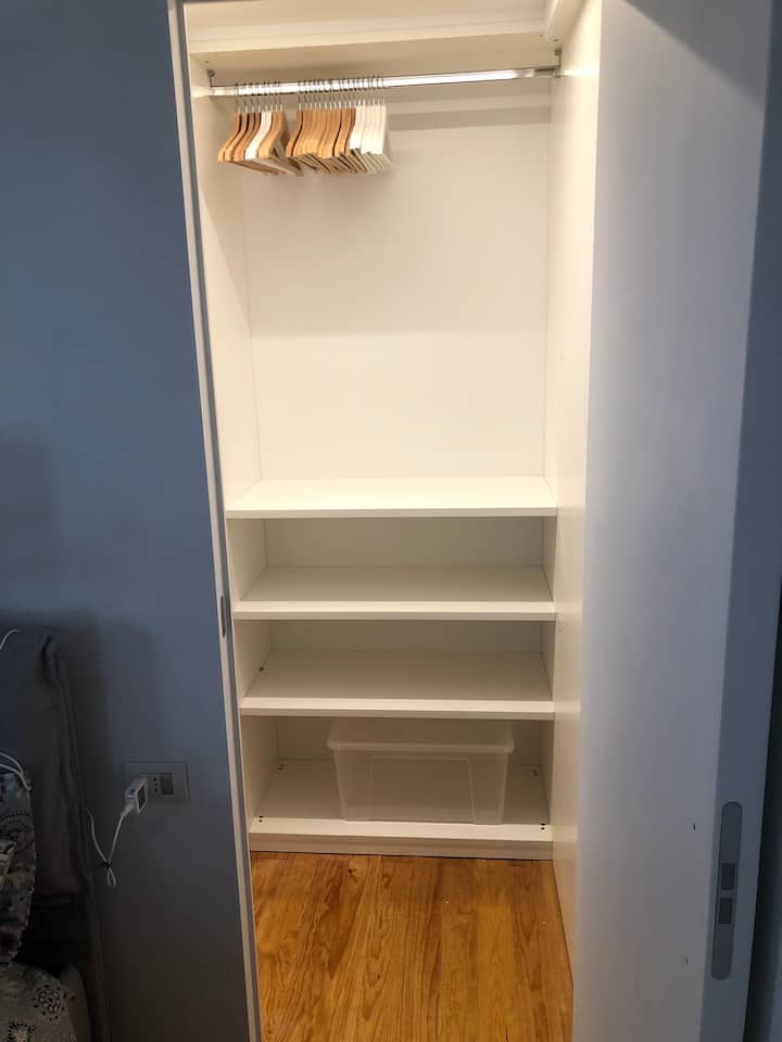 ორადგილიანი ოთახი - შესასვლელი კარადა სტუმრებისთვის