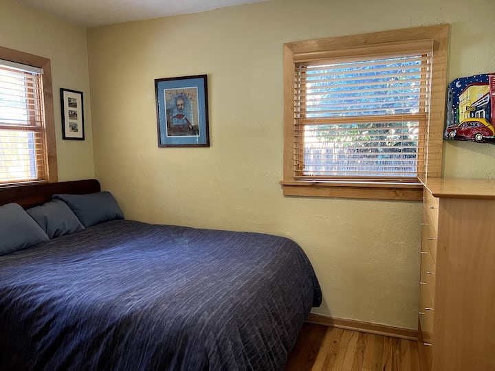 Dhomë gjumi me madhësi mbretëreshe me tavolinë dysheku të rehatshëm Tempur-pedik dhe kabllo ethernet për të punuar në shtëpi.