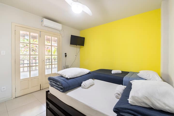 Მეორე სართული ყვითელი ფლიგელი. 