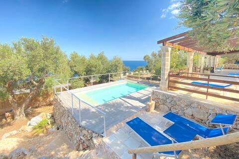 Villa Aurora just steps from the sea