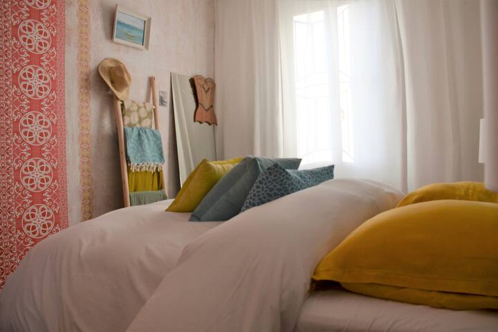 Prva spavaća soba, udobna.
Poplun za poplun, jastuci od perja i donjeg jastuka, nadmadraci za pamćenje