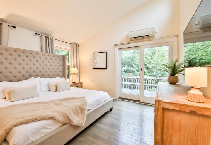 Dhomë gjumi 1. Krevat dopio "king", 50 inç TV me ekran të sheshtë me video Netflix dhe Amazon. Dera e tarracës private.