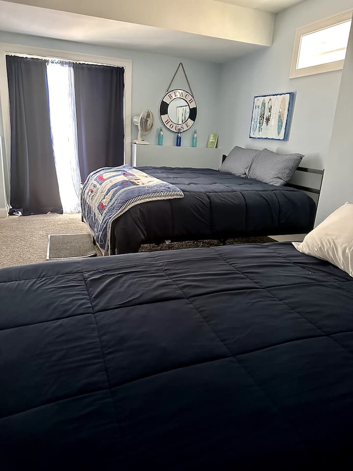 Спалня в мазето с едно двойно легло king size и едно двойно легло