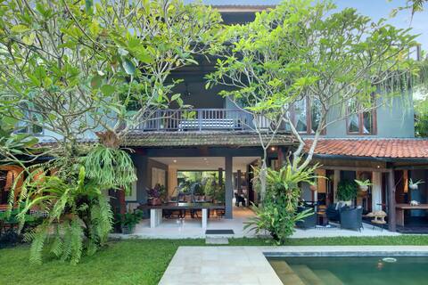 Famous designer villa - 7 bdr in Ubud artist area