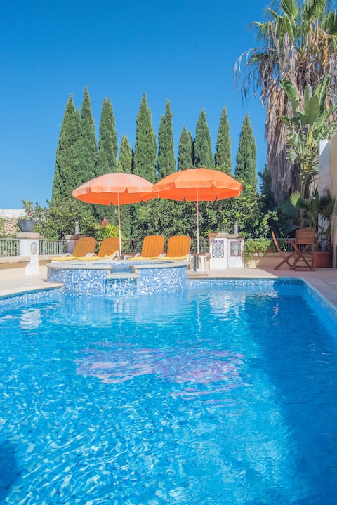 Central villa flatlet & pool, free Wi-fi/parking!