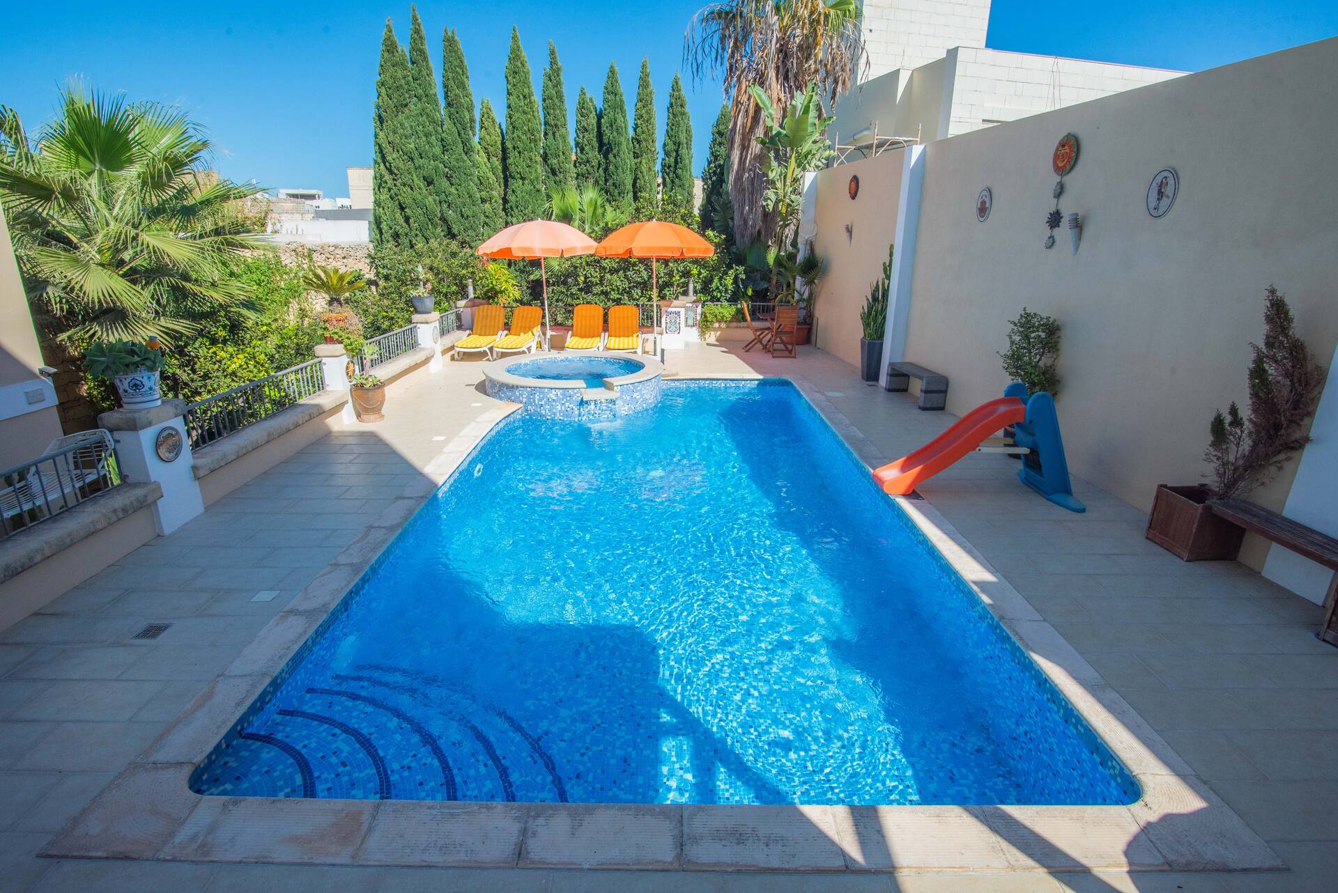 Central villa flatlet with pool - free parking and WiFi — foto 2