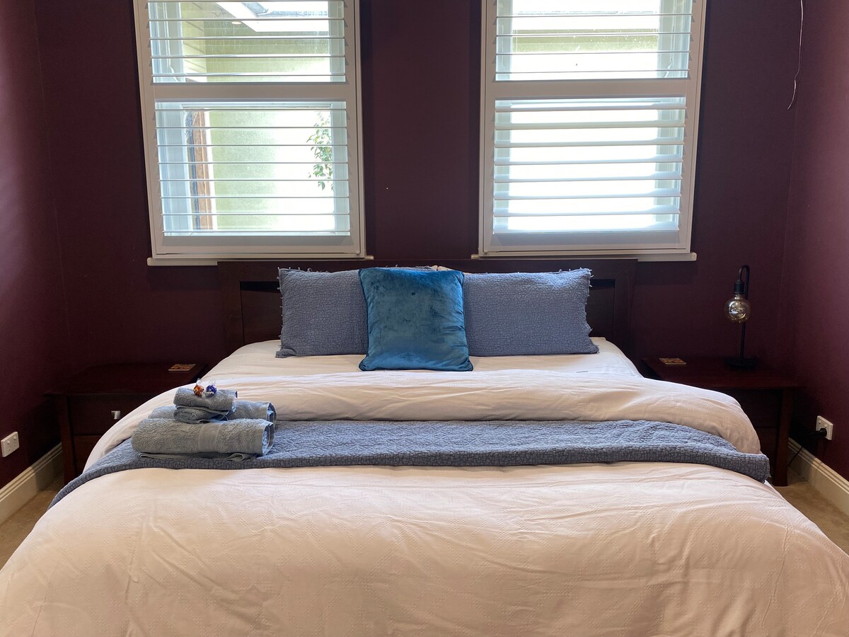 B5 King (wordt niet gesplitst) met permanent kinderbedje. 
Gelegen boven het dichtst bij de keuken, eetkamer en woonruimtes.
Gedeeltelijk geluiddicht omdat deze kamer ooit de thuisbioscoop was. 