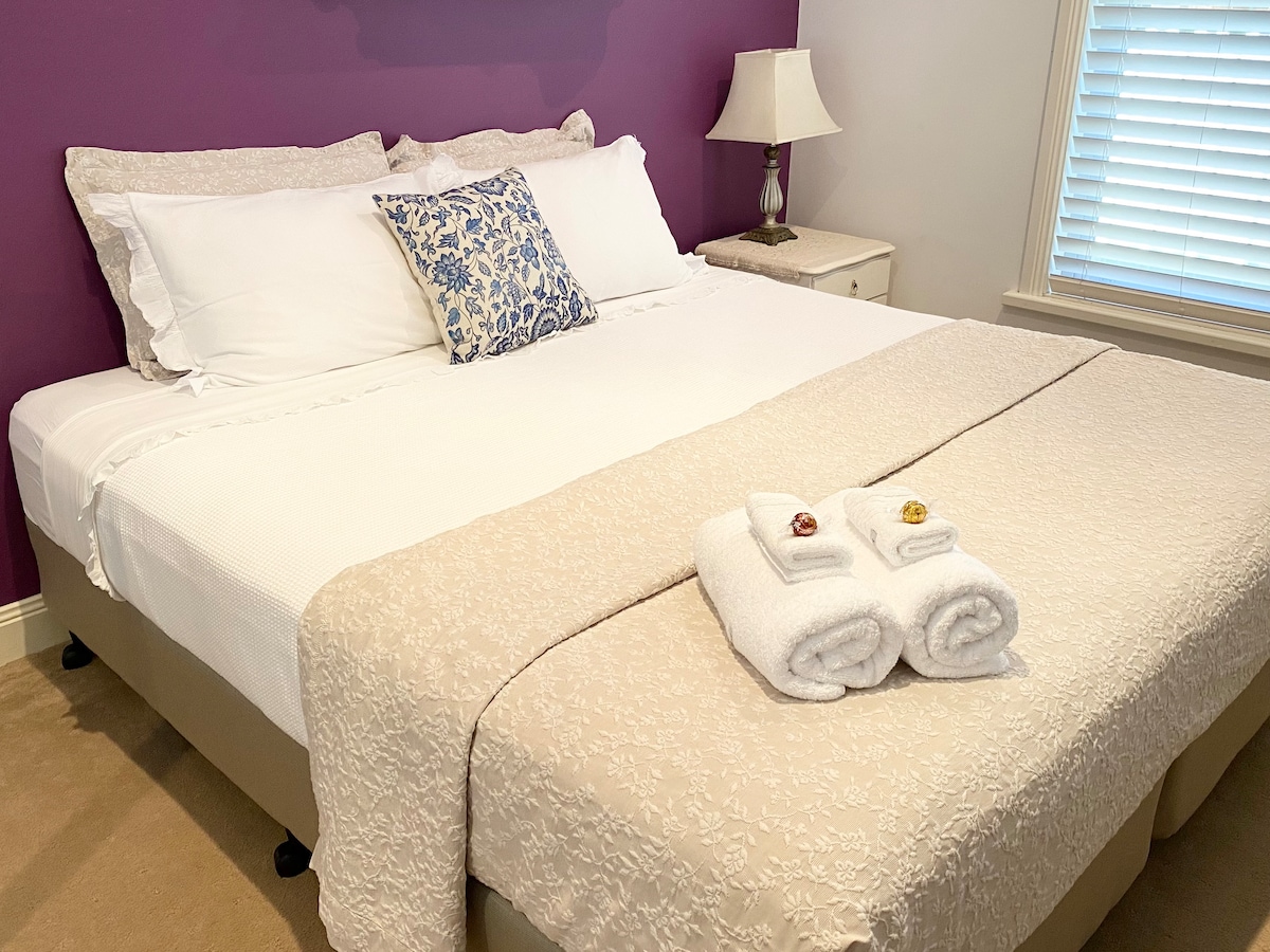 B2 King die kan worden opgesplitst in 2 singles. Dit is een van de kleinere kamers. Er past nog steeds een kinderbedje of een uitklapbaar peuterbed in, maar het is een beetje krap.