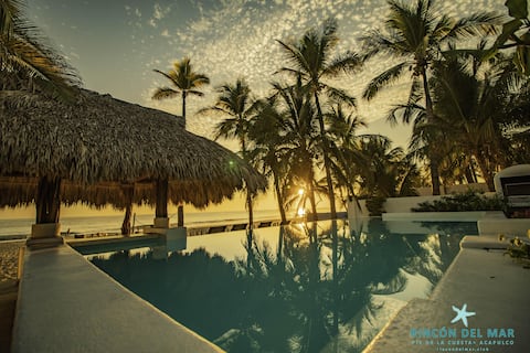 Beachfront villa, amazing pool, chef, 30 guests