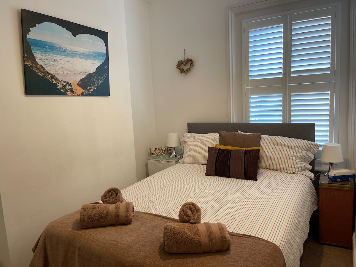 ห้องนอนเตียงใหญ่ขนาดเล็กพร้อมตู้เสื้อผ้าบิวท์อิน 

โต๊ะข้างเตียง 2 ตัว

ชัตเตอร์ไม้สีขาว

อบอุ่น