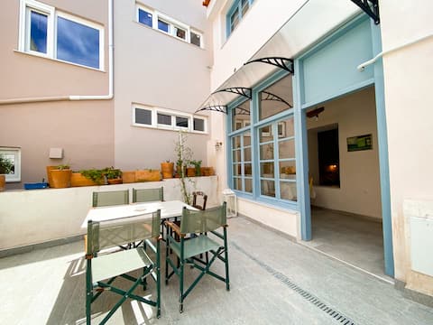 Top performing Airbnb: Ground floor apartment with courtyard in the old town. in Δήμος Ναυπλιέων