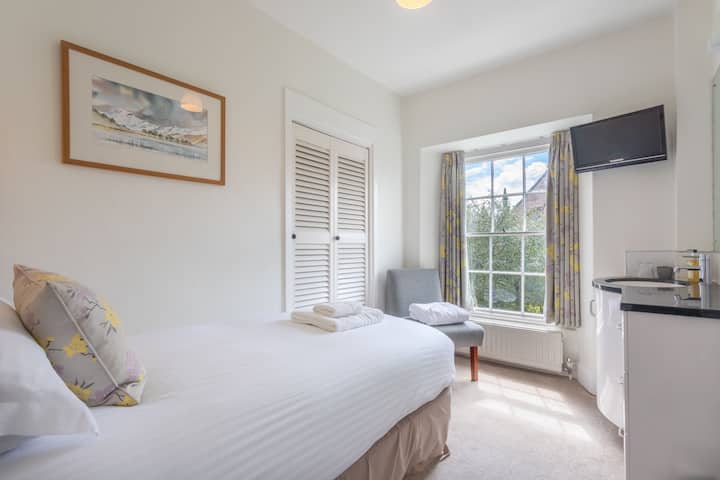 Kamer 6, een eenpersoonskamer met eigen badkamer op een aparte halve overloop. Deze kamer heeft een prachtig uitzicht over de St John 's Church en de Newlands Fells.