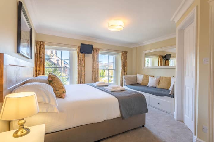Kamer 5, een super kingsize bed of een suite met twee eenpersoonsbedden. Deze kamer heeft ook een dagbed dat kan worden gebruikt voor één kind voor een familiekamer, of als bank. De kamer heeft een prachtig uitzicht over de St John 's Church en de Newlands Fells.
