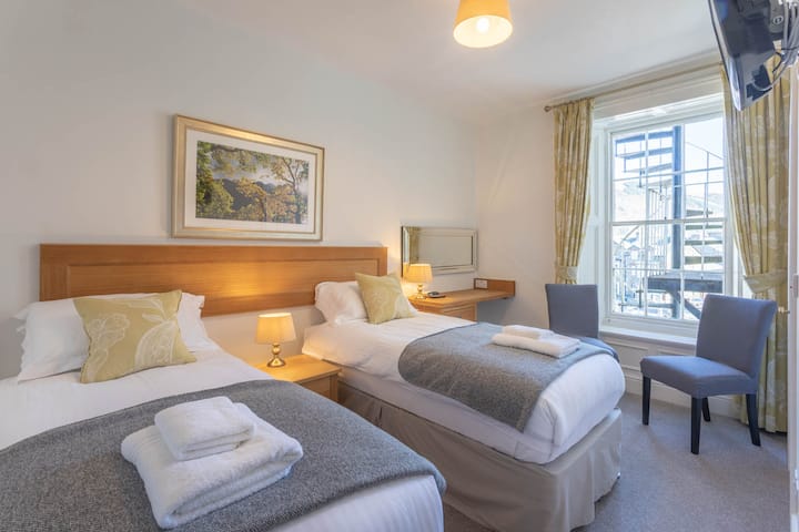 Kamer 2, een super kingsize bed of een eigen kamer met twee eenpersoonsbedden en uitzicht op Skiddaw, Latrigg, Blencathra en Clough Head.