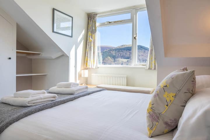 Kamer 7, een tweepersoonskamer met eigen badkamer en een prachtig uitzicht over Skiddaw, Latrigg, Blencathra en Clough Head