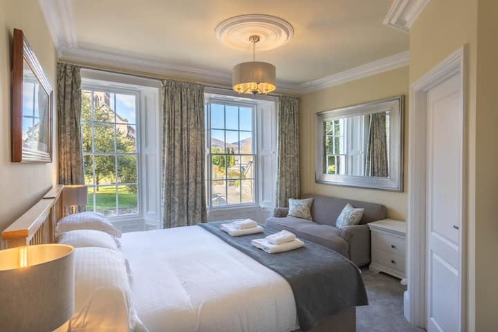 Kamer 3, een super kingsize bed of een eigen kamer met twee eenpersoonsbedden. Deze kamer heeft een prachtig uitzicht vanuit twee grote ramen over de St John 's Church en de Newlands Fells. 