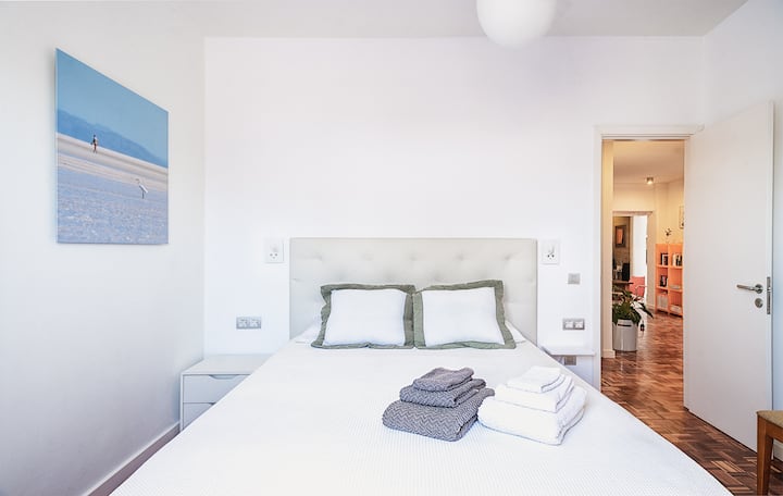 U opuštajućoj spavaćoj sobi nalazi se NOVI udobni bračni krevet (1,5 x 2 metra).