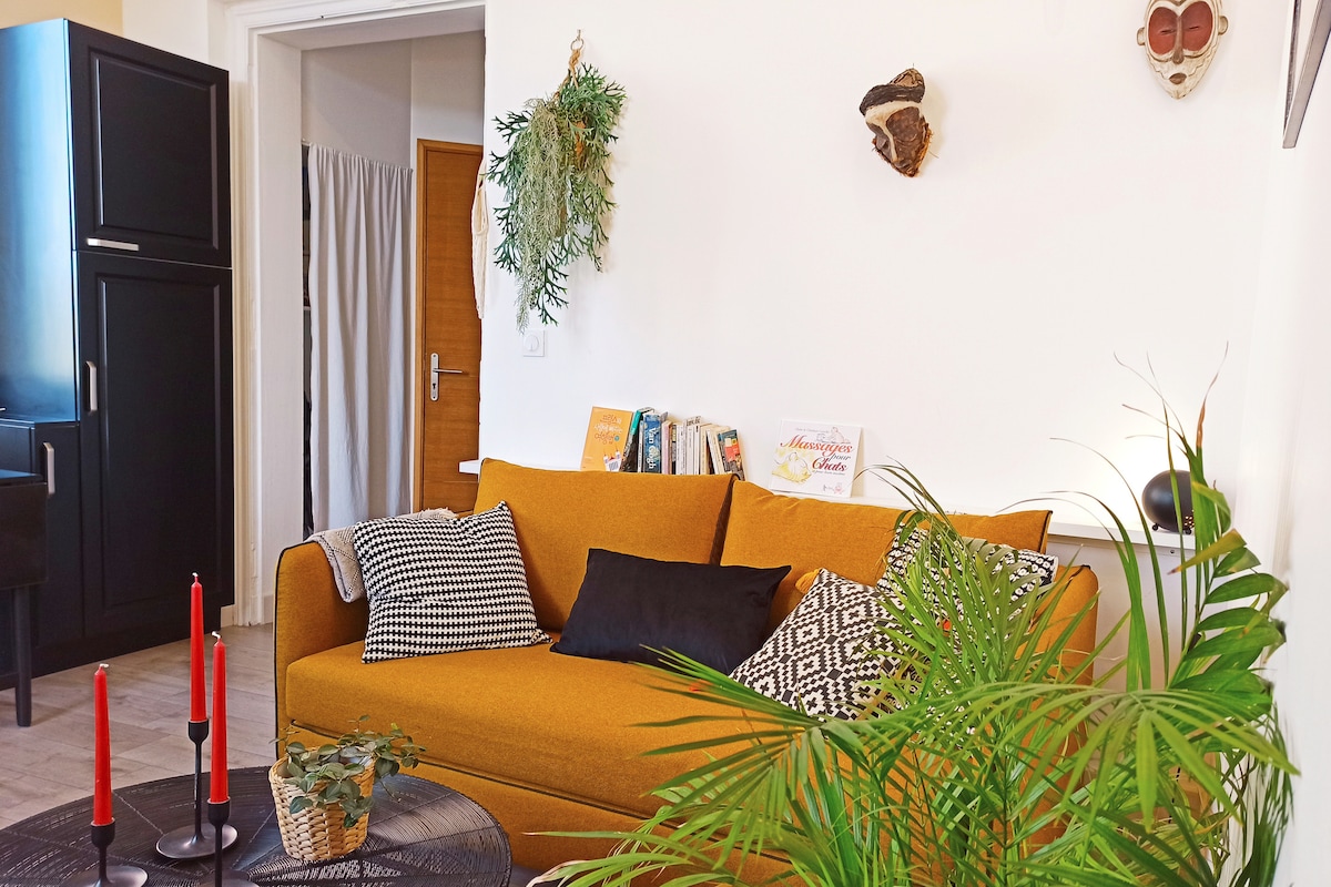 Obývacia izba, dvere do kúpeľne vzadu.