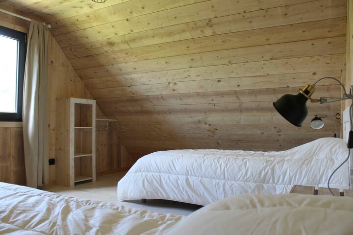 卧室配有两张单人床，楼上90 x 200