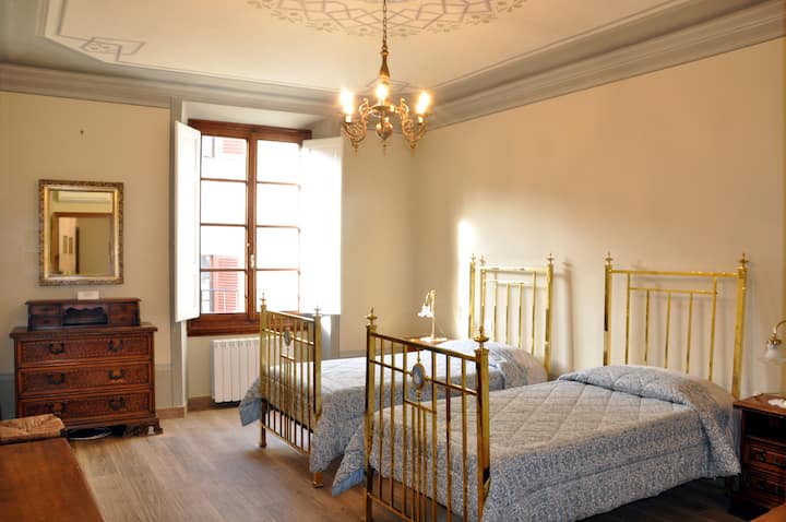 Dormitorio #2 con dos camas de latón del siglo XIX y decoraciones de techo.