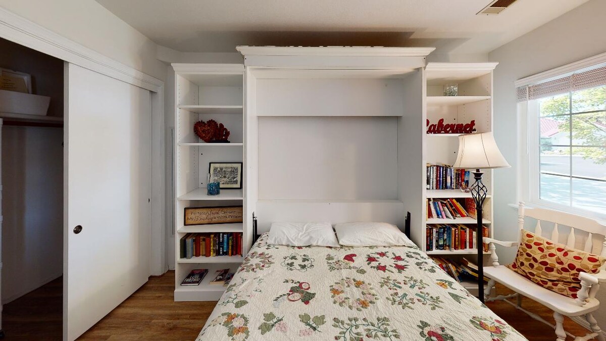 تحتوي غرفة النوم الرابعة في الطابق السفلي على سرير ميرفي بحجم كبير 