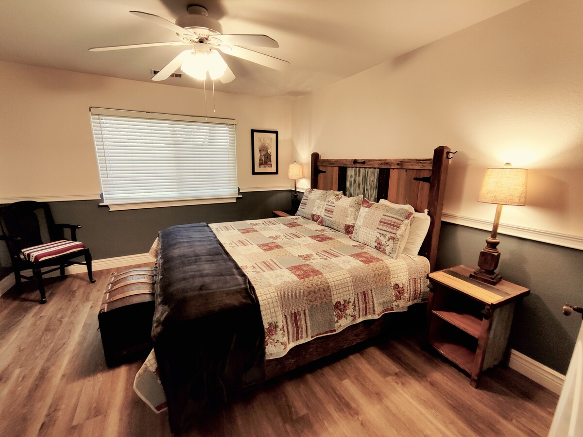 تحتوي غرفة النوم الثانية في الطابق السفلي على سرير بمقاس كبير