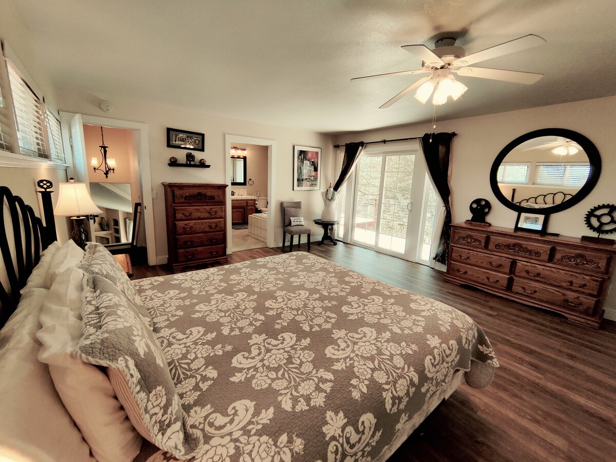 غرفة نوم رئيسية في الطابق العلوي (غرفة نوم 1) بسرير بحجم كبير وحمام داخلي