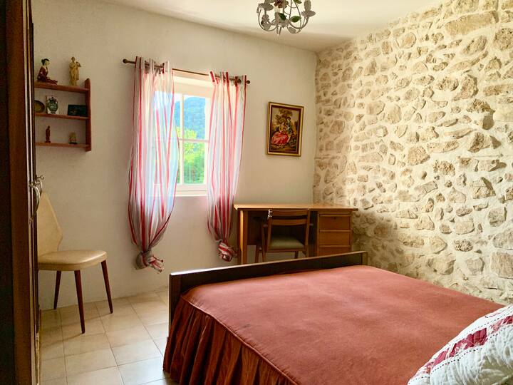 חדר אדום.
מיטה זוגית 160, ארון גדול, שולחן.