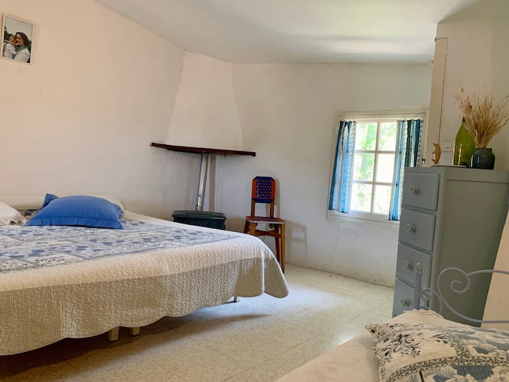 חדר שינה כחול.
2 מיטות יחיד, עריסה אחת.